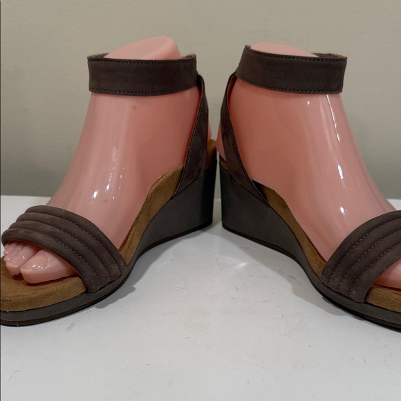 Like NEW - Lucky Brand Taupe Leather 2-3/4” Wedge Heel Sandals (sz 7) - Picture 4 of 7